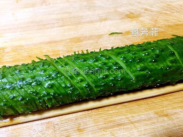 切完以后翻过来，菜刀45度也是从头切到最后。