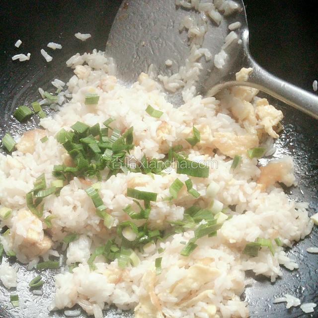 最后撒上青蒜末。即可关火