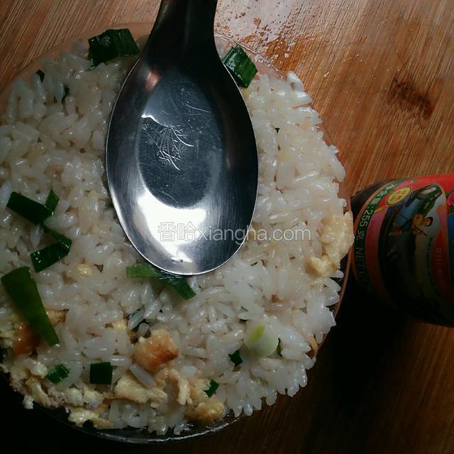 盛满小碗，用勺子压紧。
