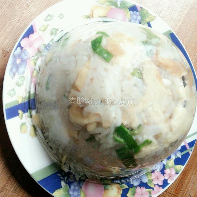 取一小盘，放在碗上，盘和碗用手扣紧，翻转过来。