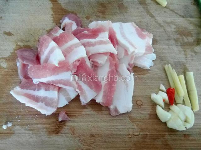肉切片，姜蒜，朝天椒切丁