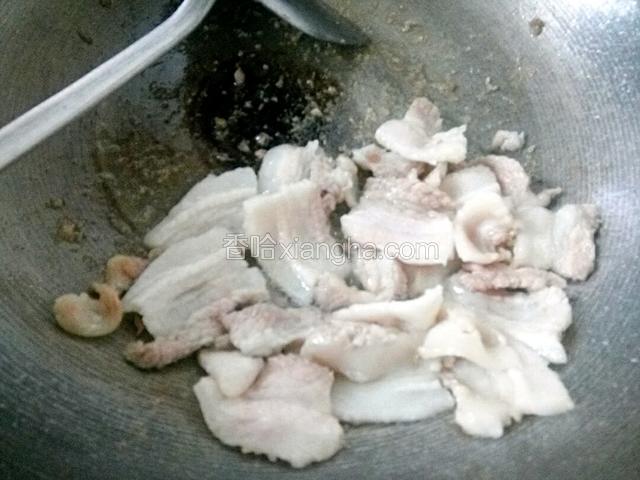 锅油热，倒入肉翻炒