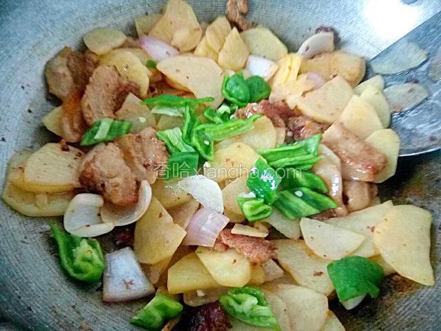 加入青辣椒翻炒