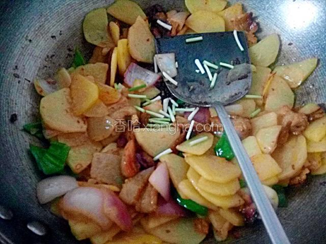 加入盐，糖，葱花翻炒均匀
