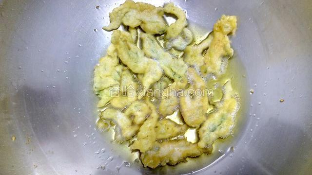 锅内放入适量食用油，待油温烧至5-6成热时，分次放入裹匀蛋糊的香椿苗。小火慢慢炸，不时翻动香椿苗，直到将其炸熟炸透并表面呈金黄色为止。

