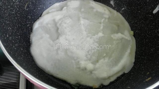 平底锅小火倒入少量油，用勺子舀入适量面糊迅速摊平，动作要小心不要弄破！