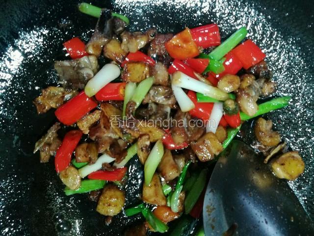 加辣椒和蒜干与鸡肉一起炒一分钟，出锅。