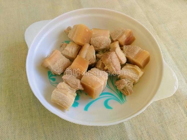 放开水中焯水两分钟后捞出。