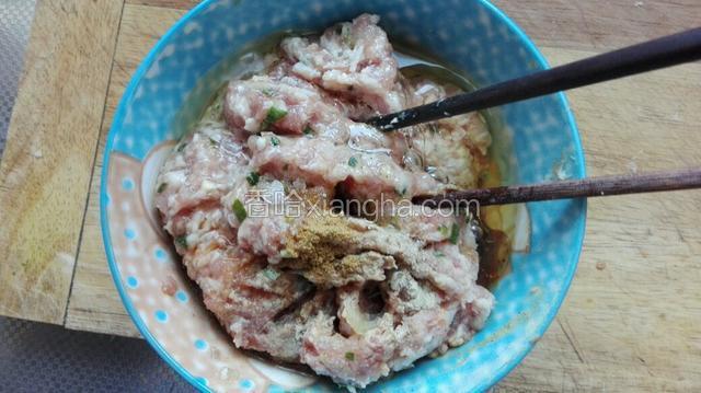 加胡椒粉、盐、十三香、生抽、白糖、食用油、蛋清（蛋黄留下备用）、料酒，向一个方向用筷子搅拌上劲。