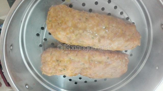 肉蒸好以后，刷上一层蛋黄液，蒸五分钟。接着将肉翻面，再刷一层蛋黄液，继续蒸五分钟。