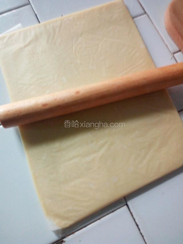 然后用油纸包裹，用擀面杖擀成厚度均匀的薄片，放冰箱冷藏半小时定型。