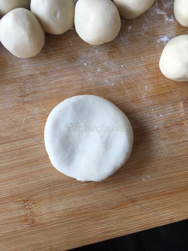 收口朝下用手掌压扁