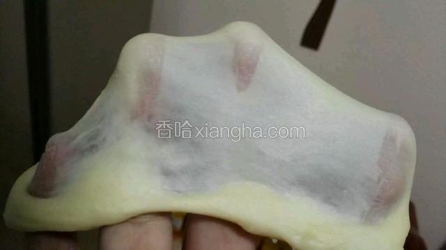 一直揉到能出膜状态，如果实在揉不出那就这样吧，不是做土司实在揉不出也可以！