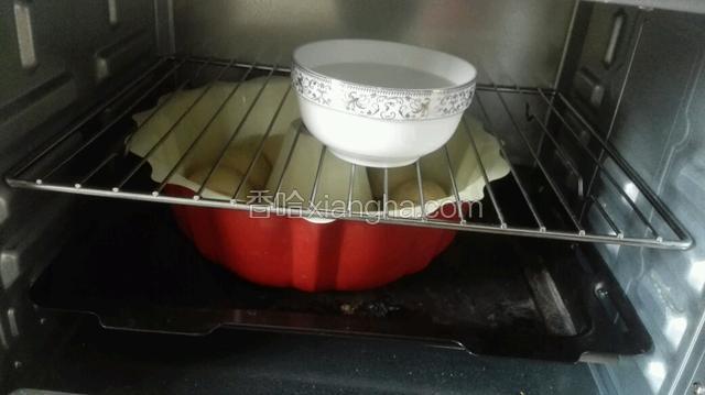入烤箱调发酵功能，里面放一碗开水，进行二次发酵40分钟！