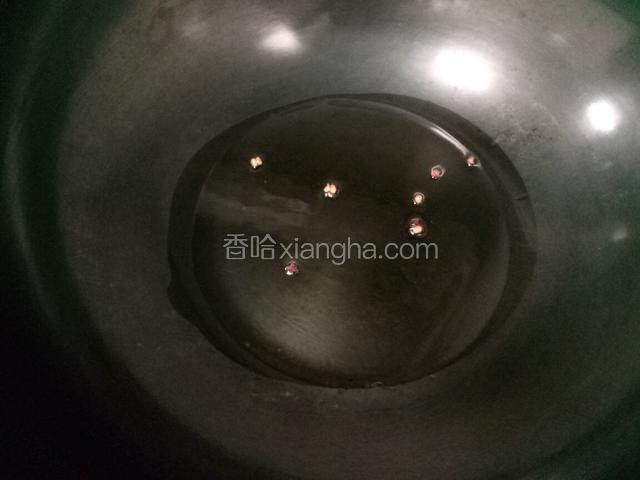 锅中放油，下几粒花椒炸香。