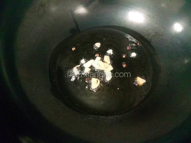 将姜蒜放入锅中爆香。