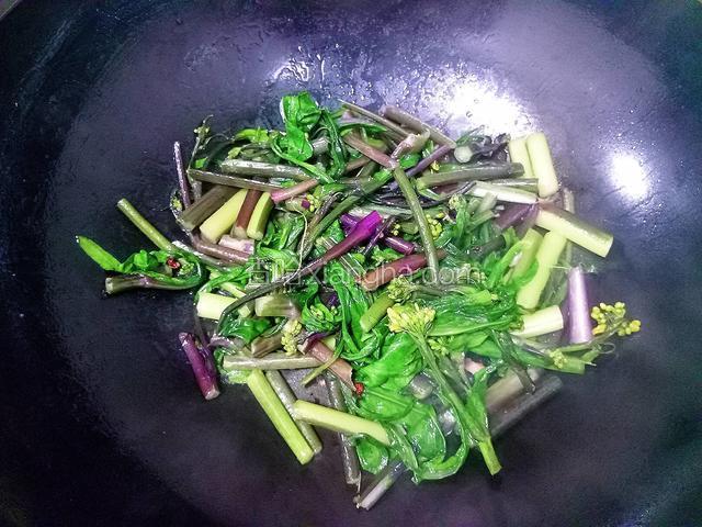 油菜薹倒入锅中，迅速翻炒，加入适量盐，翻炒均匀后炒至断生即可关火。