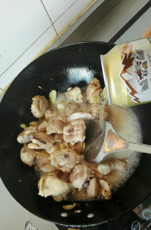 倒入一小罐啤酒、生抽和老抽还有白糖。