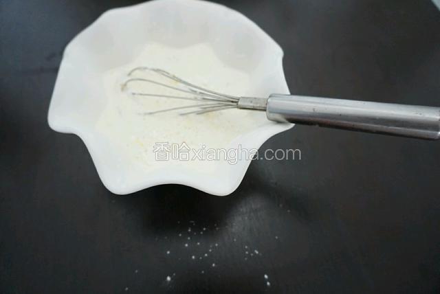 将蛋挞液的所有食材放在碗中用打蛋器搅拌均匀，要注意低筋粉会有小颗粒，尽量搅拌溶解。最好将搅拌好的蛋挞液过细筛。