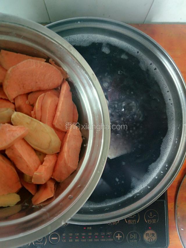3.4分钟后，倒进红薯，煮至全部的东西差不多全熟。