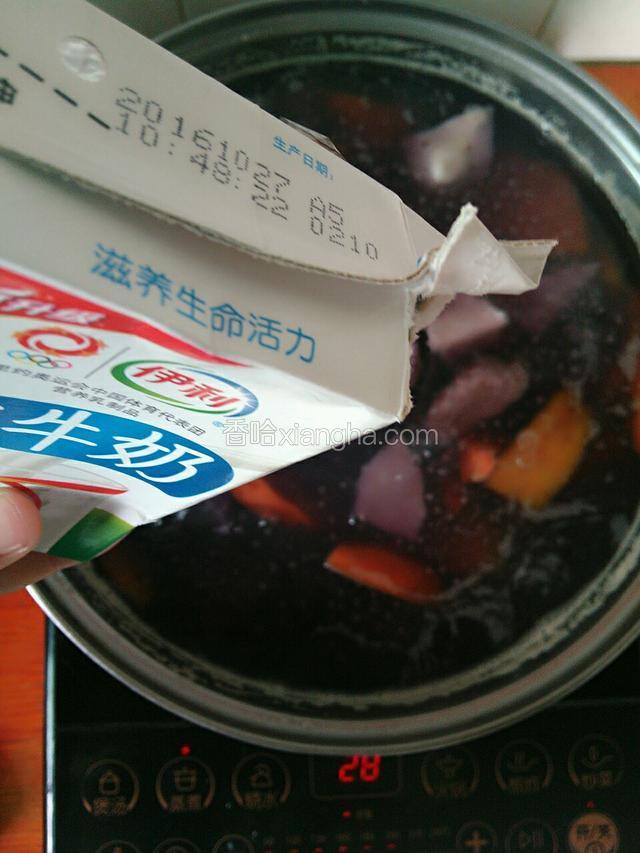 最后，放进纯牛奶搅拌均匀，煮不到一分钟关火。