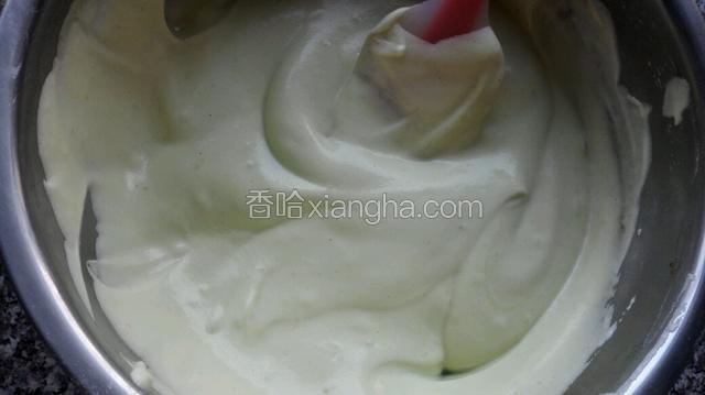 再将剩下的蛋白霜全部倒入蛋黄糊里翻拌均匀！