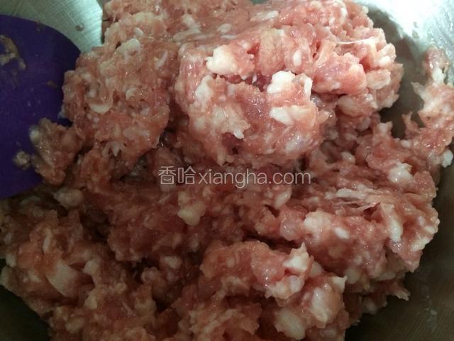 用橡皮铲顺着一个方向划圈和上劲，油全部吃到肉馅中