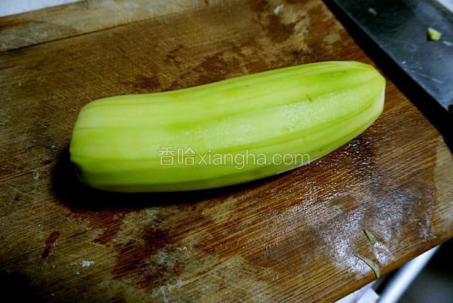 准备需要用到的食材，西葫芦去皮。