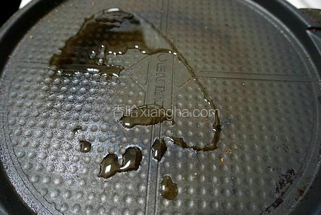加热电饼铛，放入少许油。