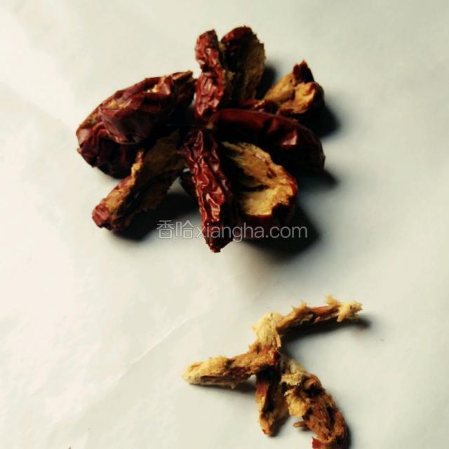 红枣洗净后去核剪成小块