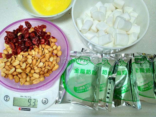 将花生去皮然后和蔓越莓一起称90克左右，想多一点可以多放一点，不过觉得就是个赔130的棉花糖，可以看成品图上的显示的花生的比例。