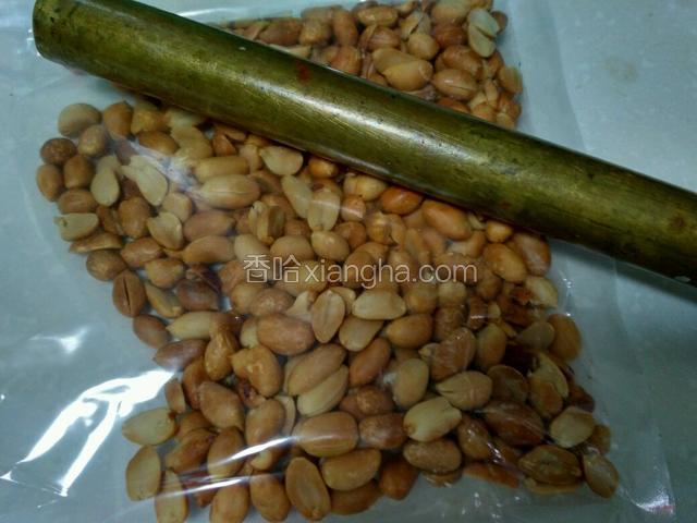 用擀面杖将花生放在保鲜袋里，擀碎。