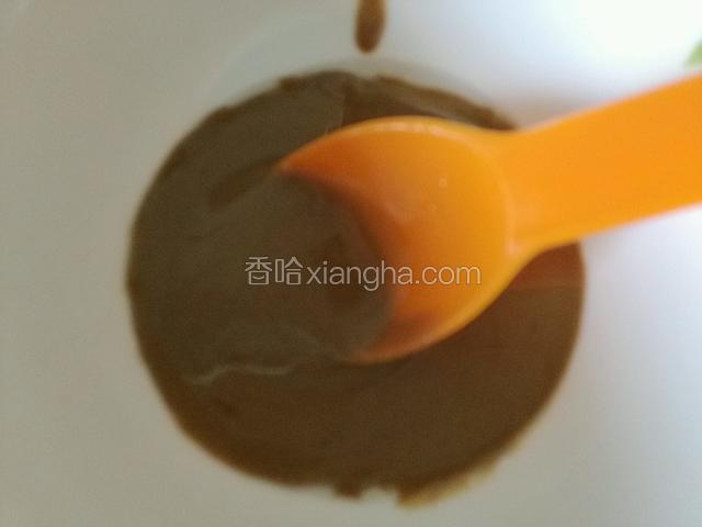 取适量芝麻酱；