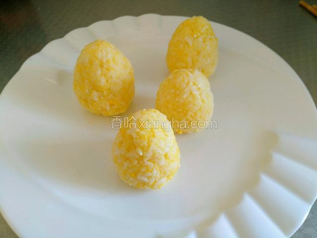 然后戴上一次性手套把饭团  团好。