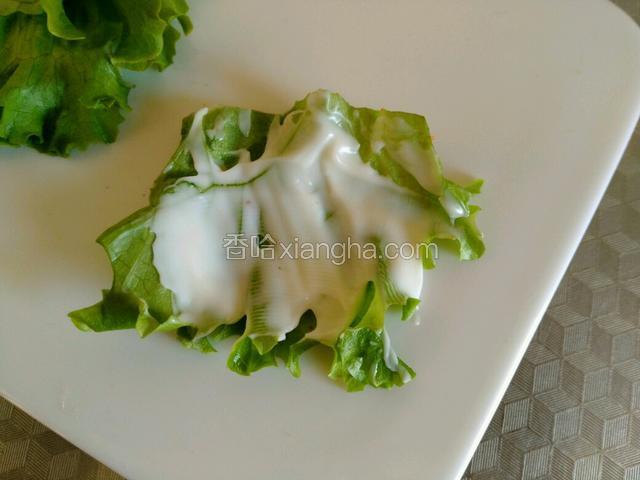 在生菜叶上涂适量的沙拉酱。