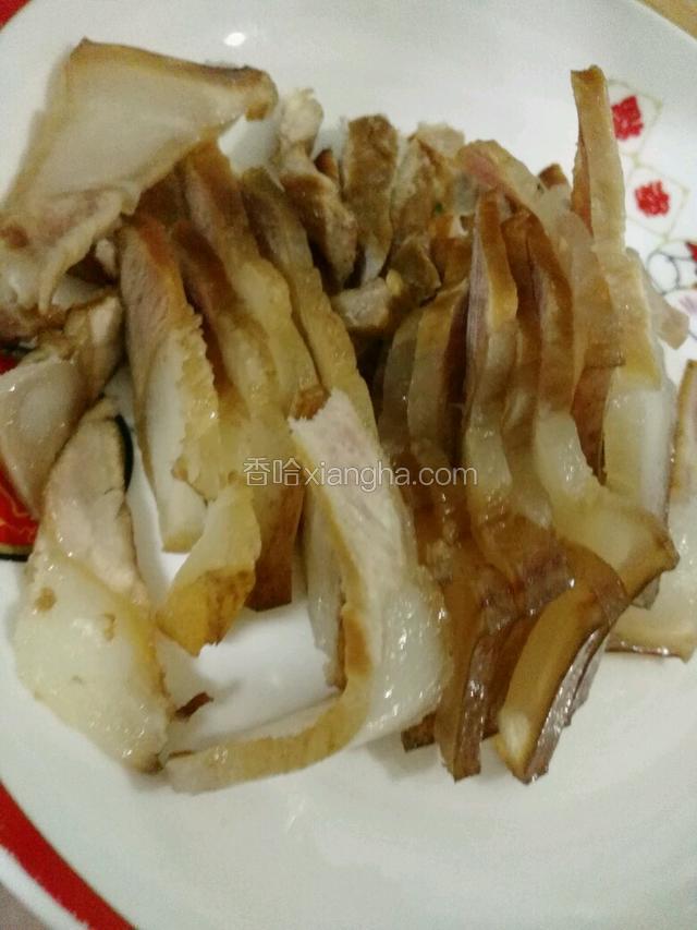 将腊肉切片