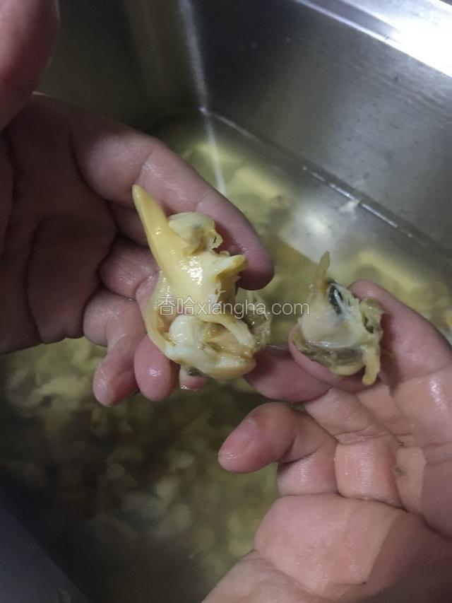 将蚬子内脏挤出，多冲洗几遍去除泥沙。