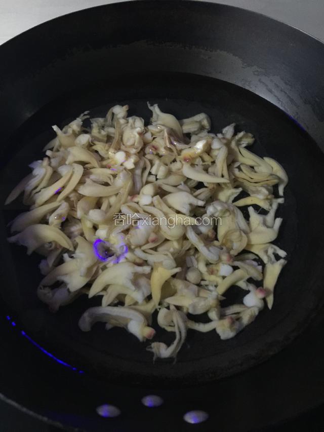 蚬尖先焯烫一下捞出控干水份。