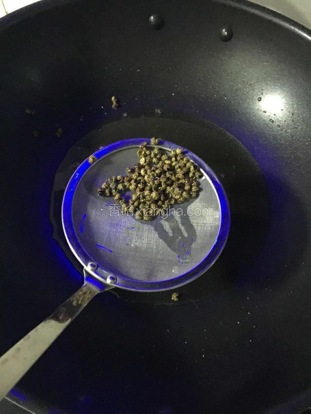 锅加花生油放麻椒粒小火炒出香味捞出花椒粒不要，留油。