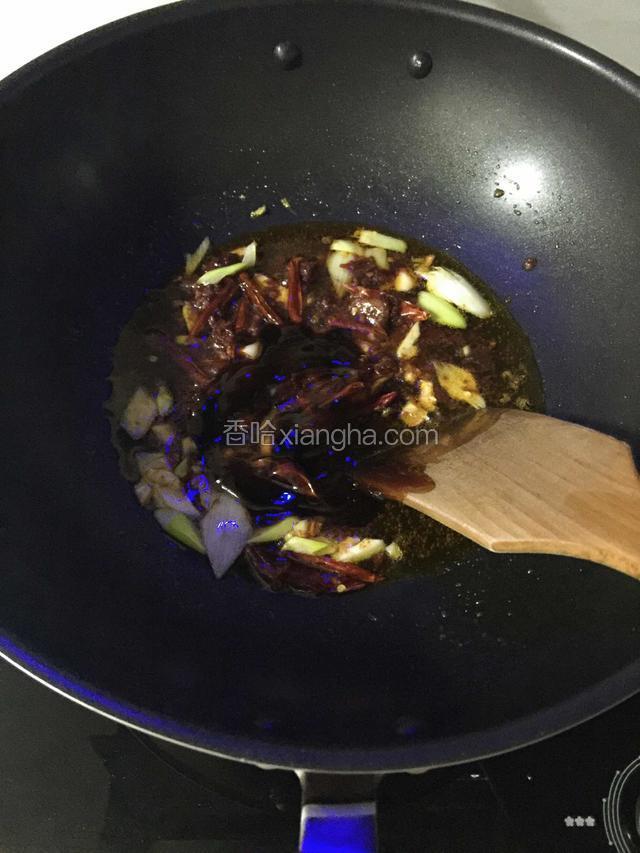 油锅放入葱，蒜，干树椒丝，郫县豆瓣酱，耗油炒出香味。