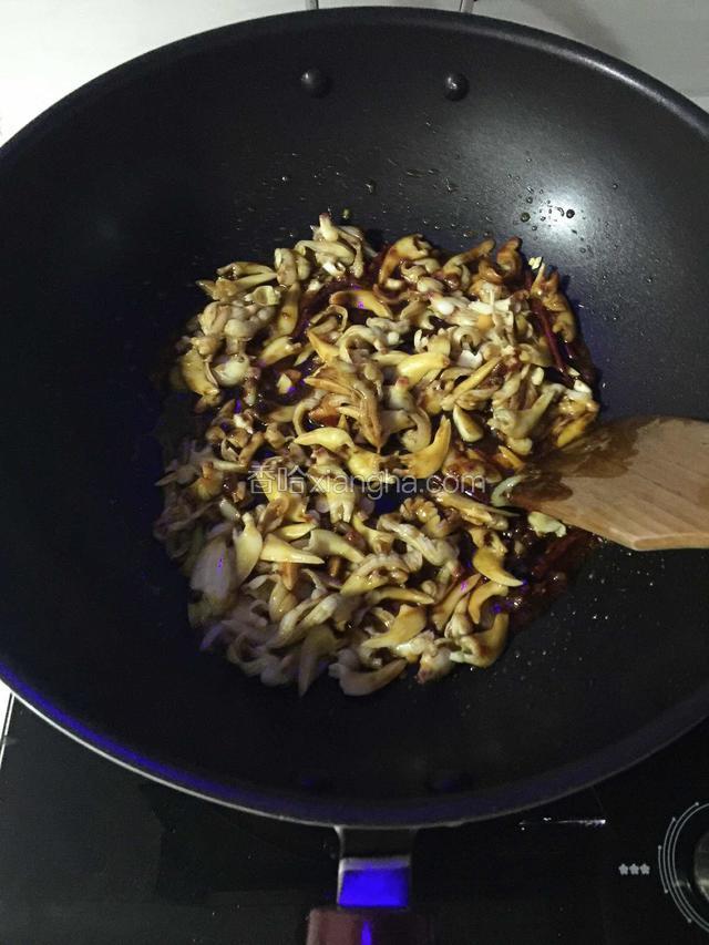 倒入焯好的蚬尖，少许海鲜酱油，料酒翻炒。