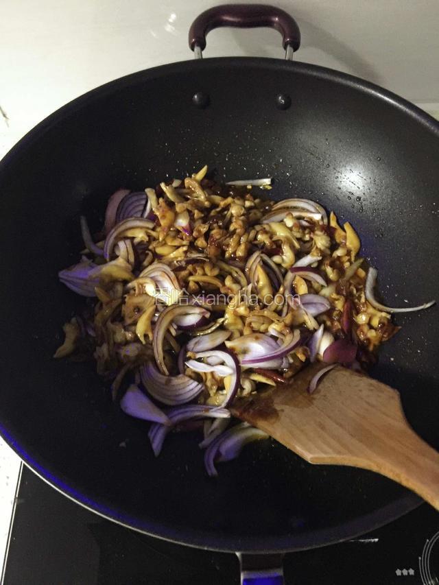 倒入洋葱丝翻炒。
