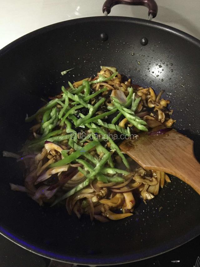 倒入青椒丝翻炒。