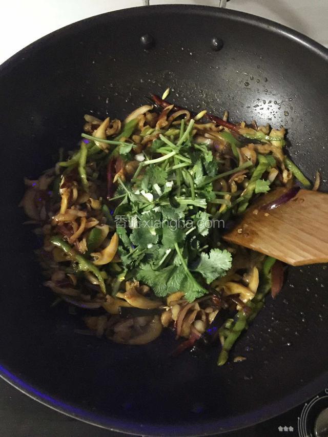 最后加入香菜段，鸡精快速翻炒片刻。