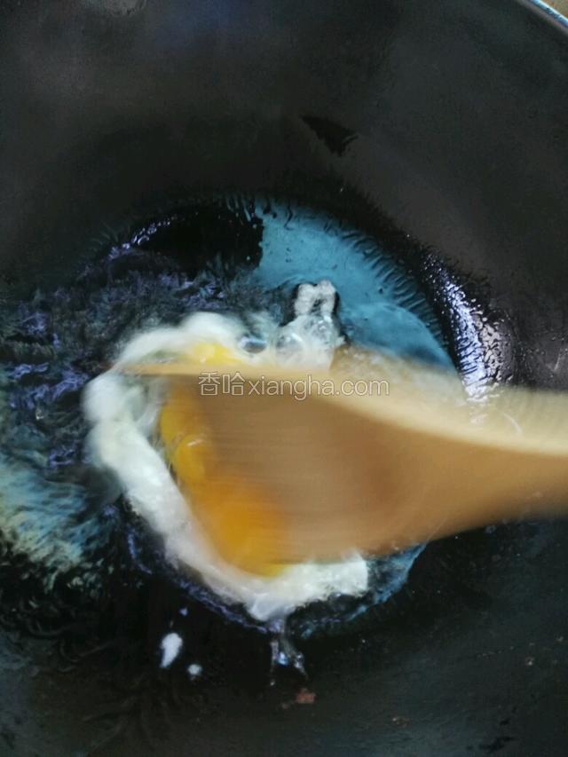 锅里热油，打入鸡蛋