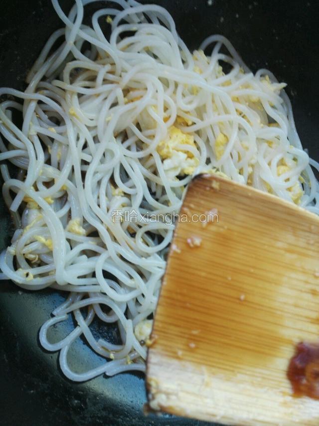倒入适量生抽翻炒均匀