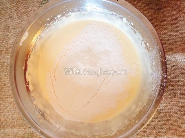 把混合的泡打粉和飞机面粉筛入打发好的蛋液中，用刮刀翻拌均匀。