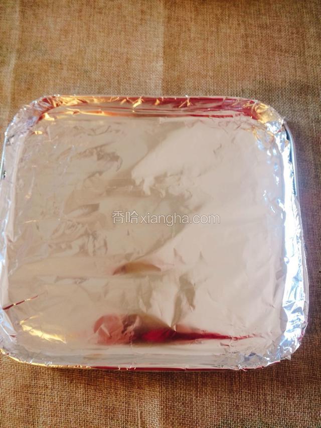 烤盘中铺上锡纸或油纸。