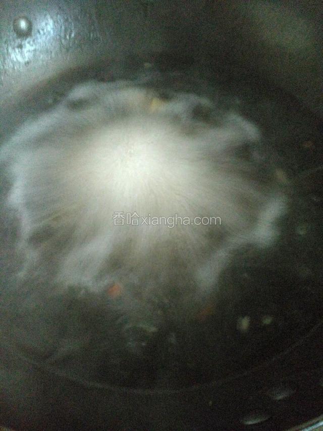 锅内重新添水烧开。准备干黄酱10克，用水调匀。备用。