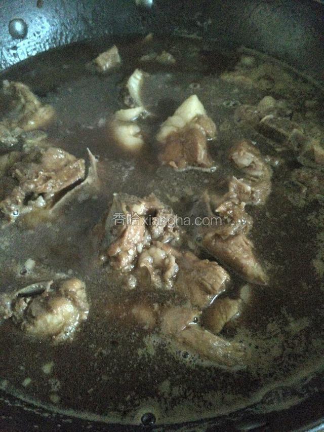 放入煮过的肉。